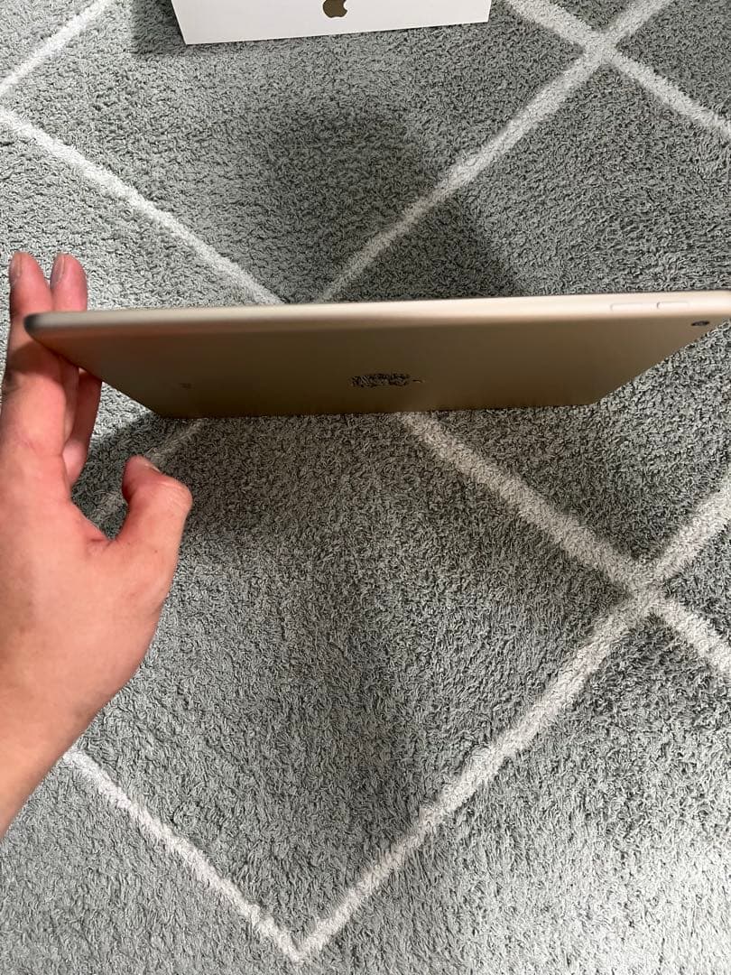 Apple iPad (第5世代) Wi-Fiモデル　ゴールド 本体 箱付き