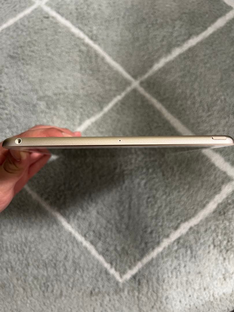 Apple iPad (第5世代) Wi-Fiモデル　ゴールド 本体 箱付き