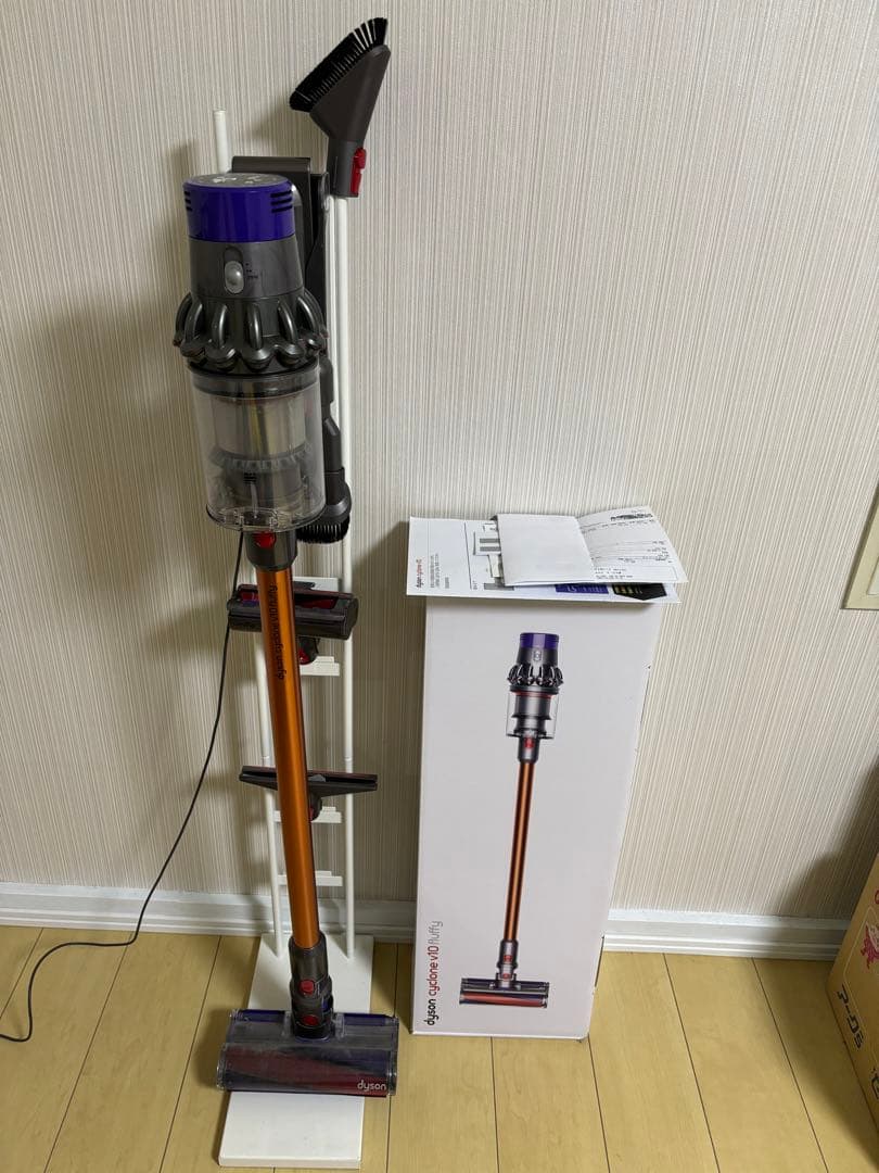 【美品】Dyson Cyclone V10 Fluffy本体と充電スタンドセット