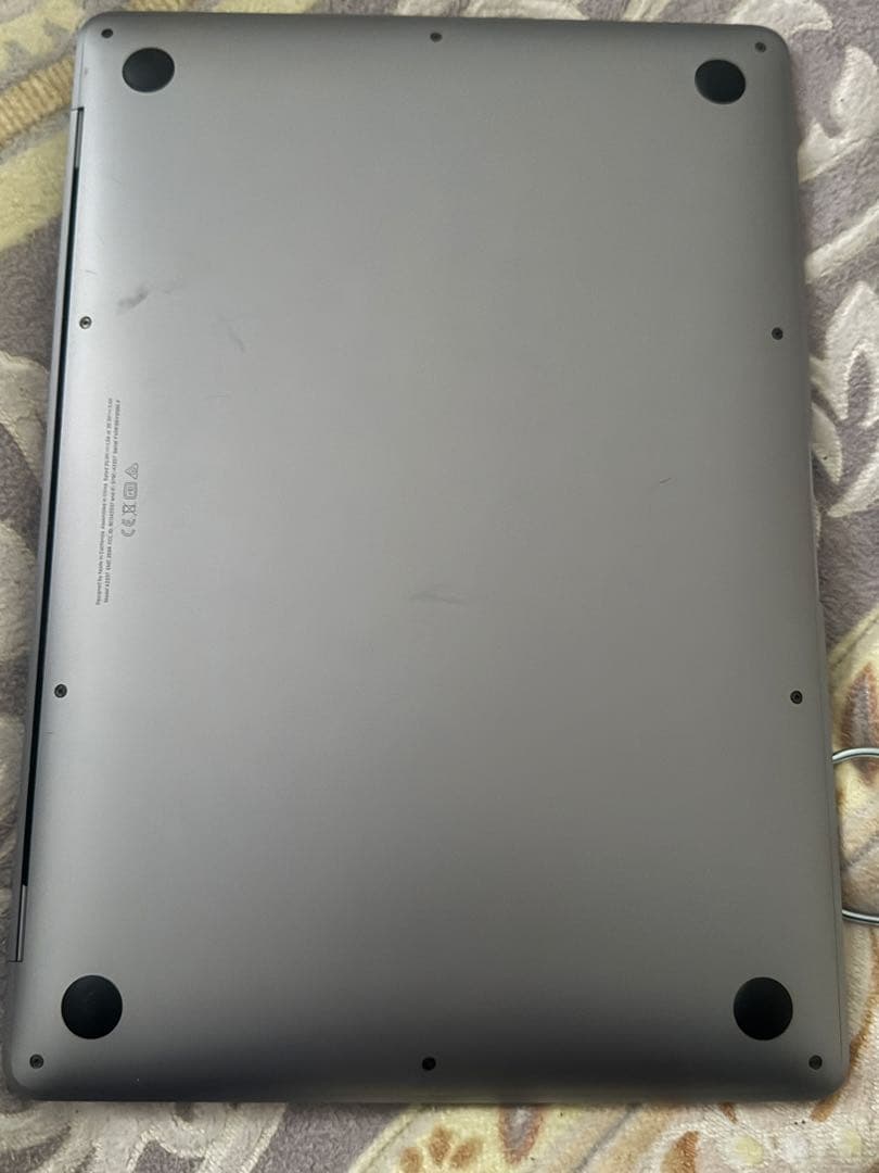 MacBook Air スペースグレー アクティベート中