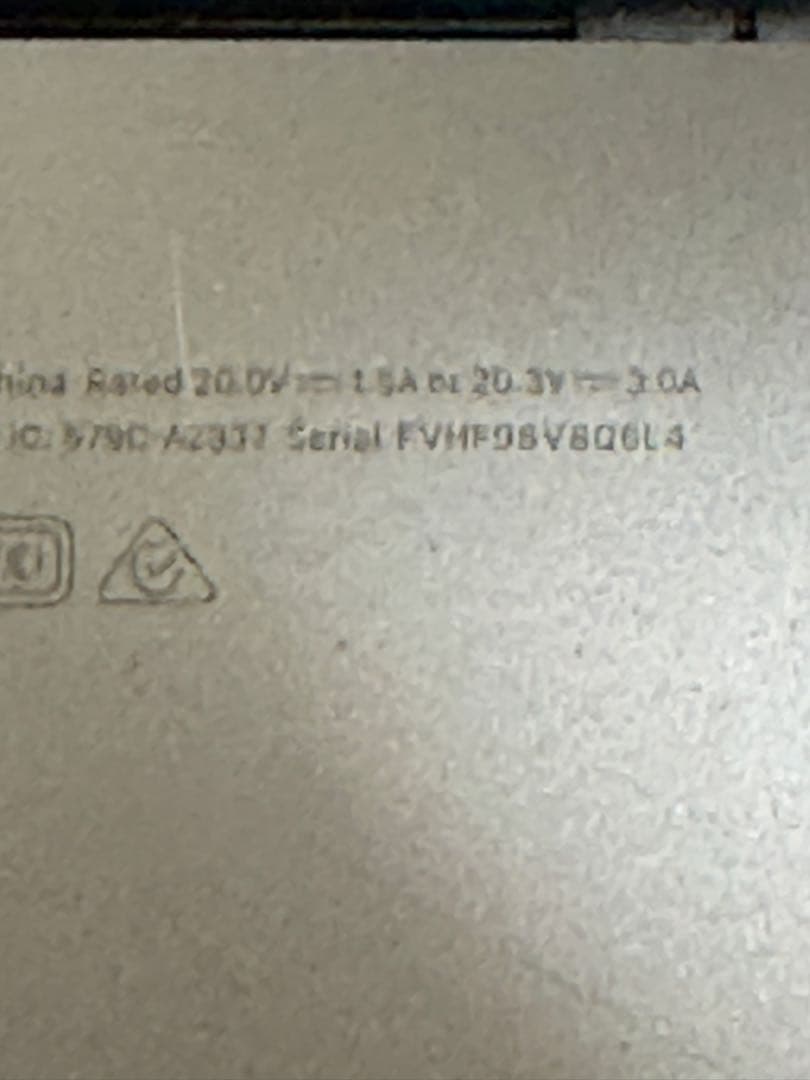 MacBook Air スペースグレー アクティベート中