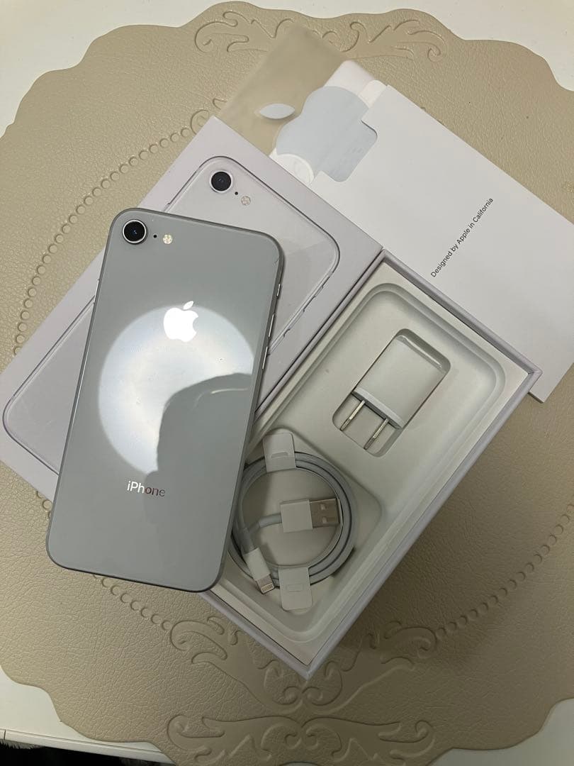 お得★美品★iPhone8★バッテリー100%シルバー☆SIMフリー☆箱&備品付