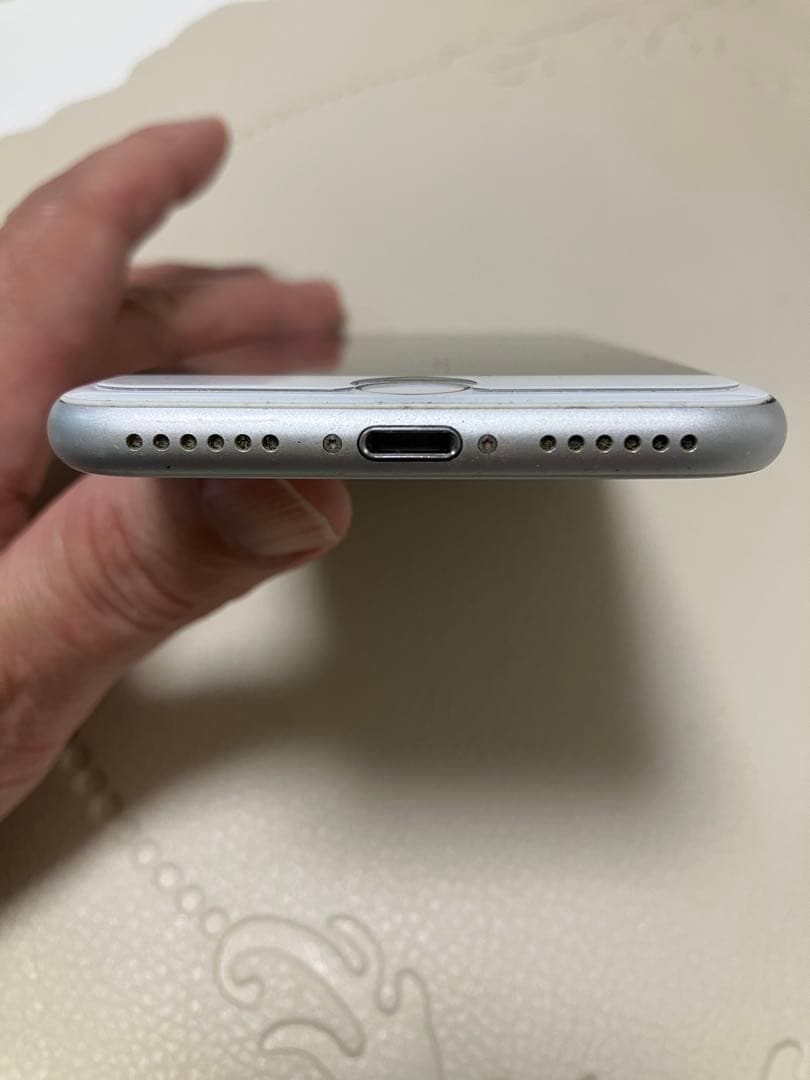 お得★美品★iPhone8★バッテリー100%シルバー☆SIMフリー☆箱&備品付