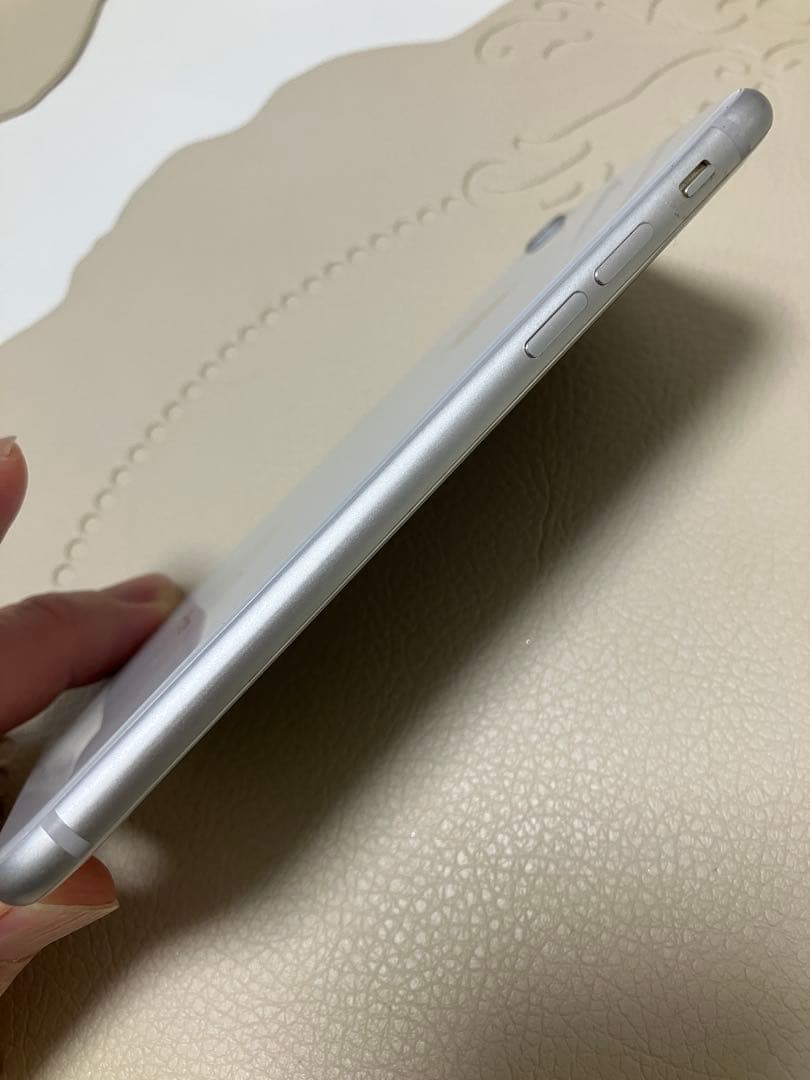 お得★美品★iPhone8★バッテリー100%シルバー☆SIMフリー☆箱&備品付