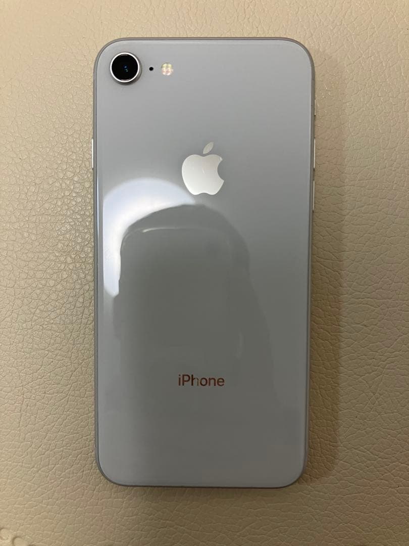 お得★美品★iPhone8★バッテリー100%シルバー☆SIMフリー☆箱&備品付