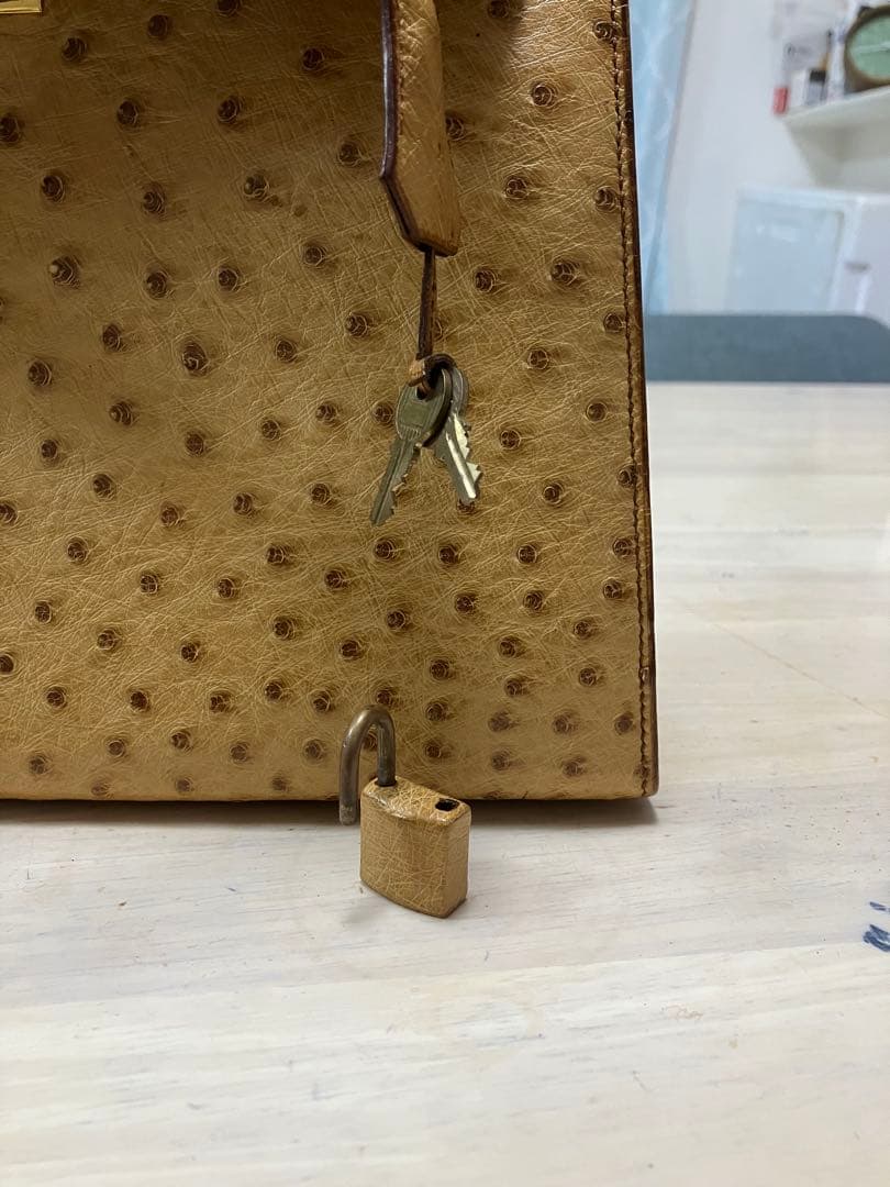 オーストリッチレザー ベージュハンドバッグ