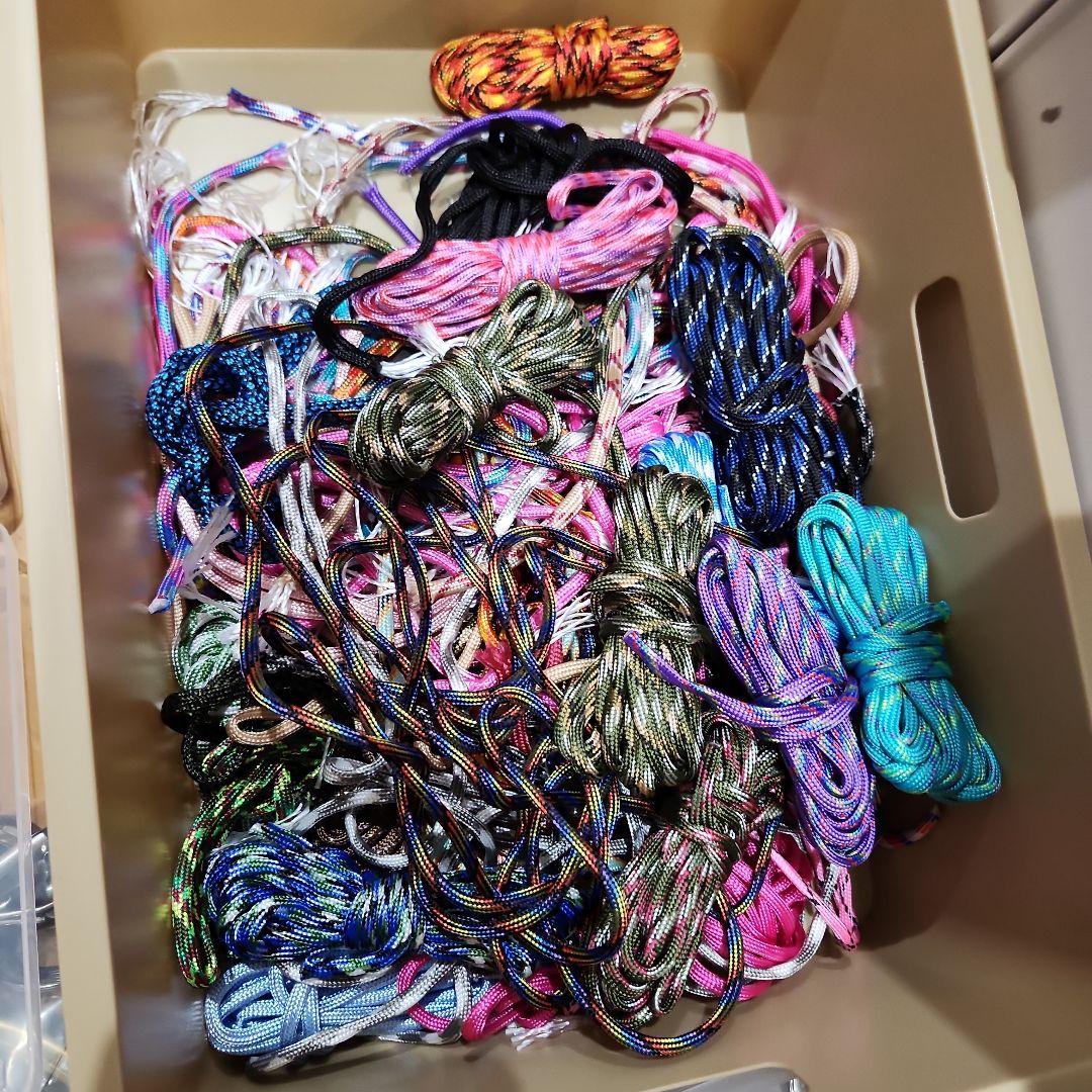 100サイズ箱パラコード紐大量ハンドメイド材料キーホルダーカラビナブレスレット