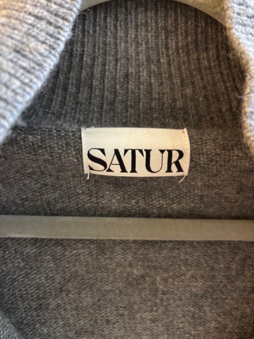 SATUR グレー ハイネックセーター