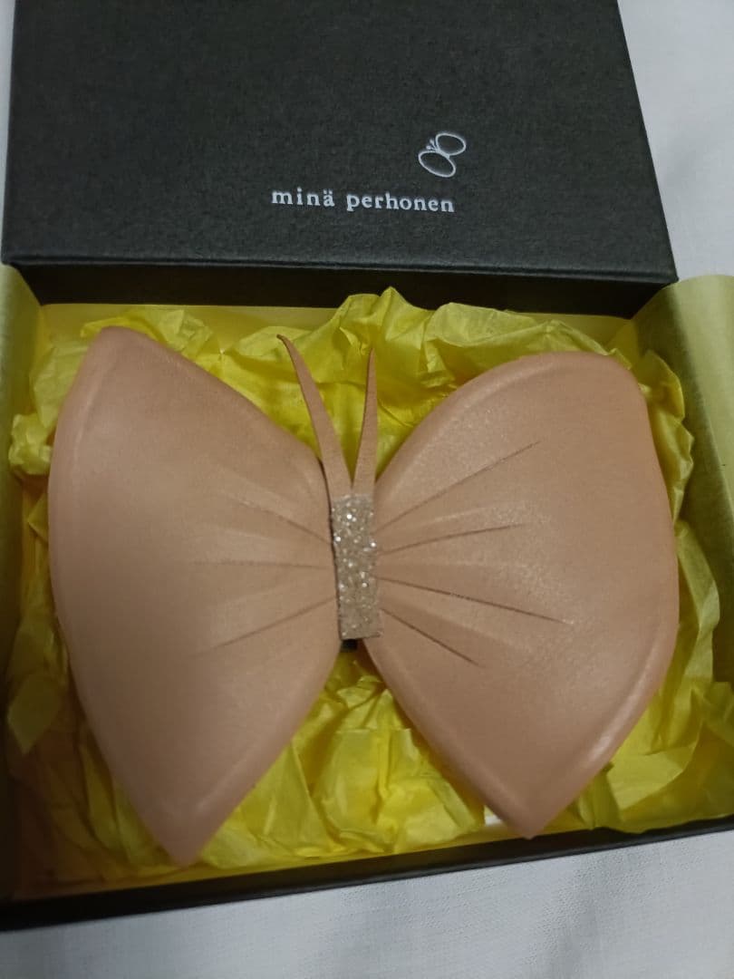 最終値下げ　ミナペルホネン　新品　正規品　ヌメ革レザー　蝶々　ブローチ