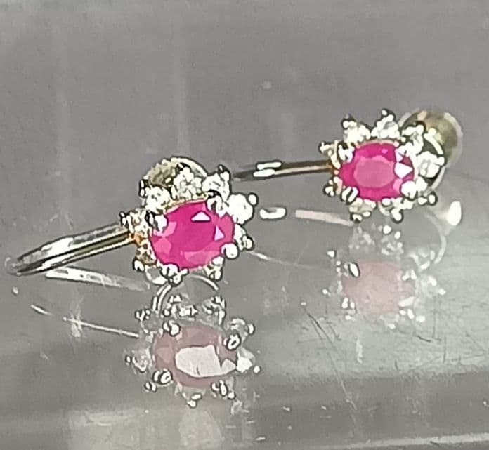 天然ルビーイヤリング　メレダイヤ付き　枠プラチナ900