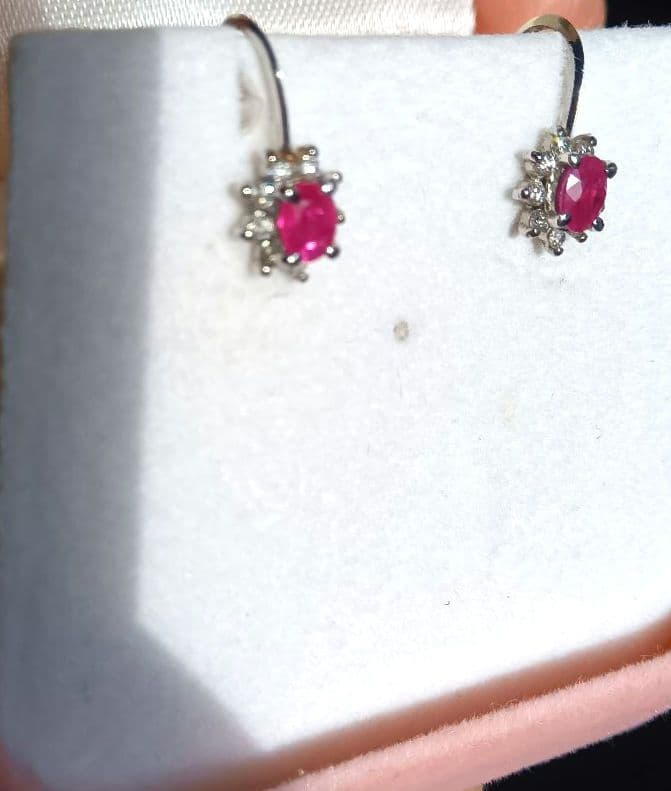 天然ルビーイヤリング　メレダイヤ付き　枠プラチナ900