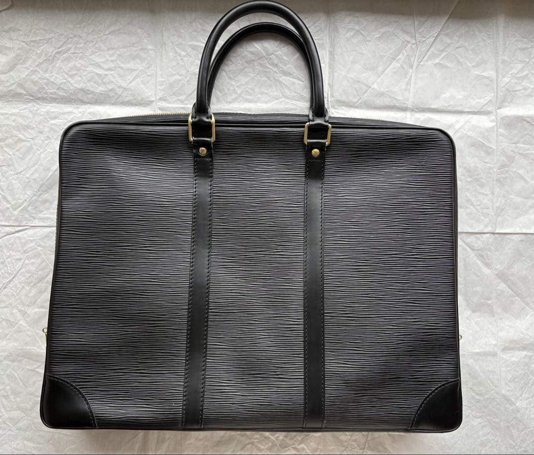 ルイヴィトン ポルトドキュマン ボワヤージュ エピ ノワール