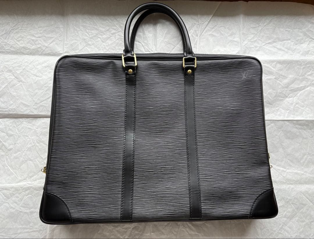 ルイヴィトン ポルトドキュマン ボワヤージュ エピ ノワール