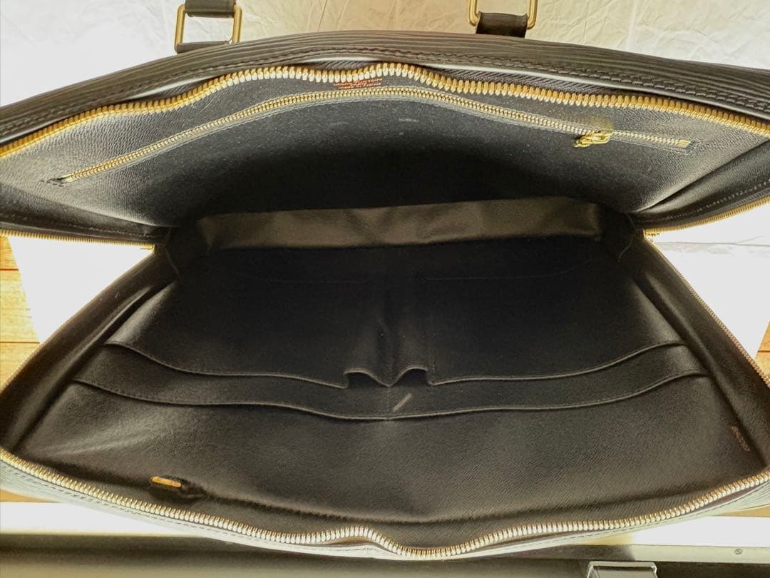 ルイヴィトン ポルトドキュマン ボワヤージュ エピ ノワール