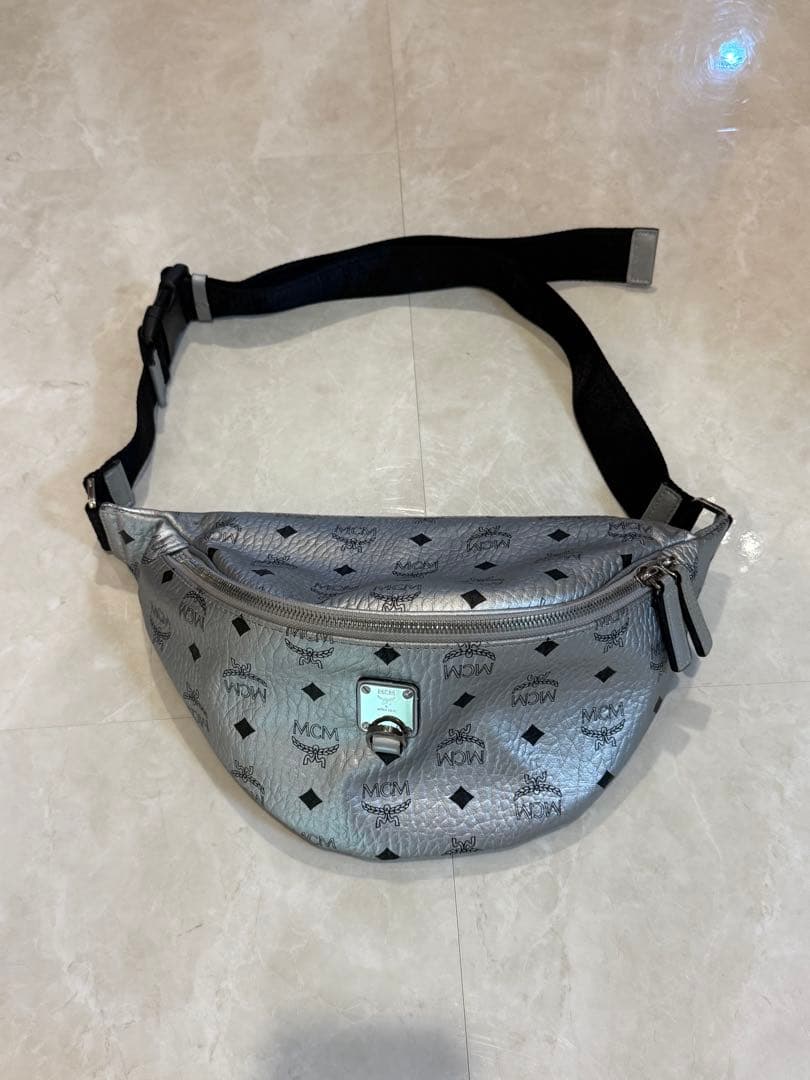 MCM ボディバッグ　シルバー