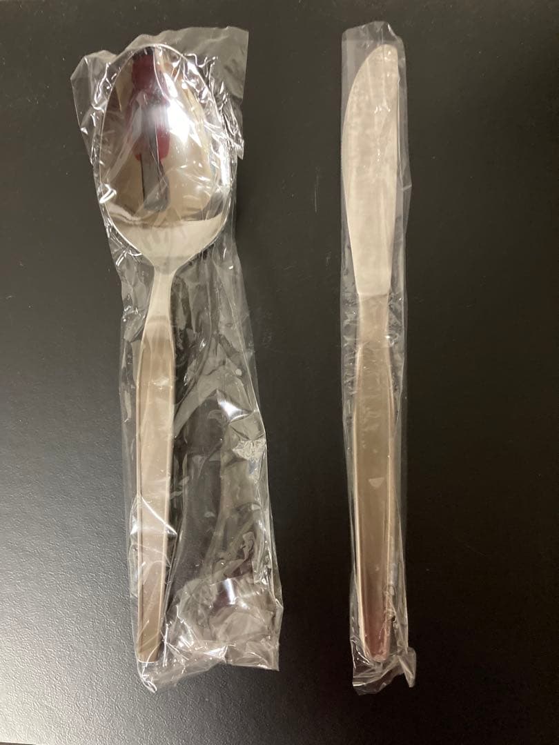 ステンレス製スプーンとナイフ各20