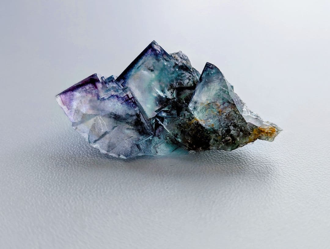 c*)様 ナミビア オコルス産 フローライト 鉱物標本