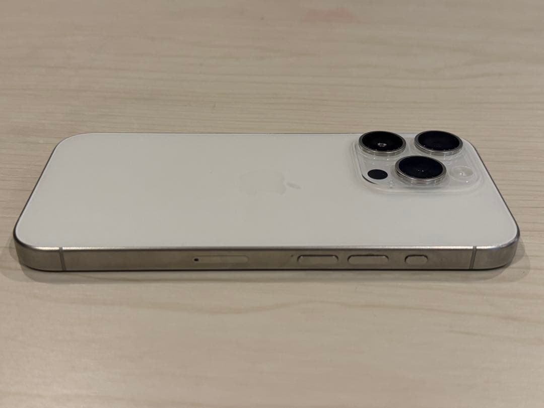 美品　iPhone 15 Pro ホワイトチタニウム 256GB 画面割れなし