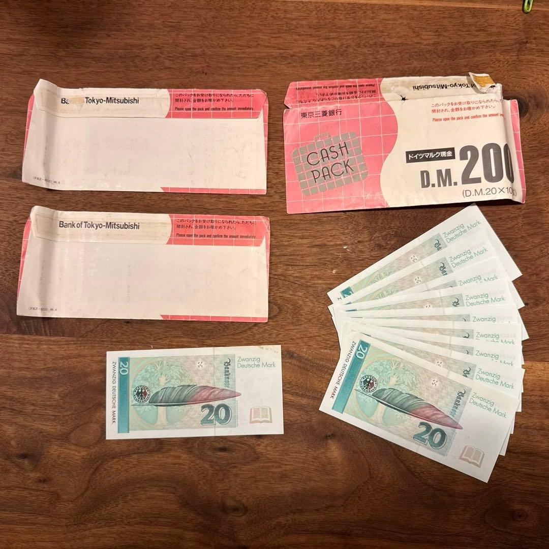 現金パック 200 DM 3パックと20 DM紙幣