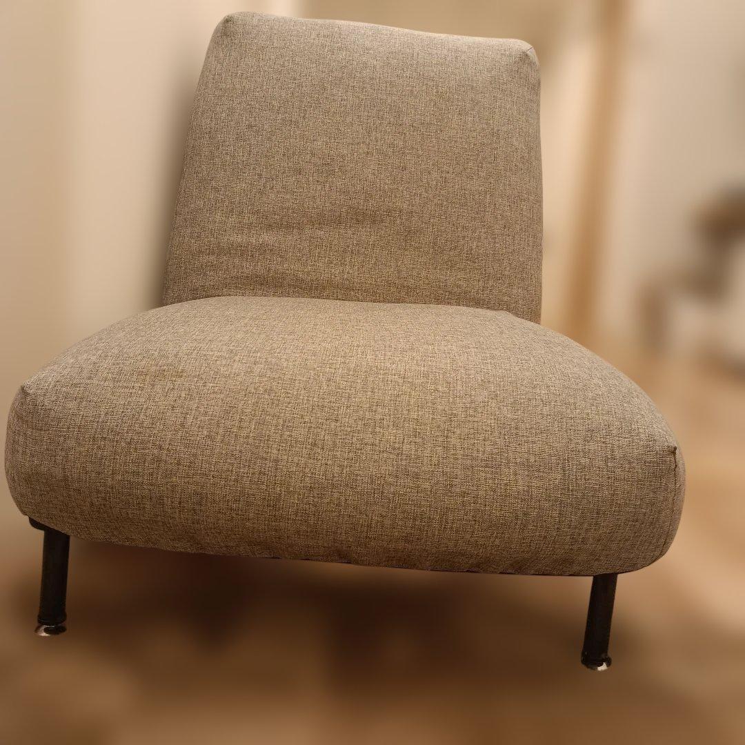 グレーのシンプルな一人掛けソファ