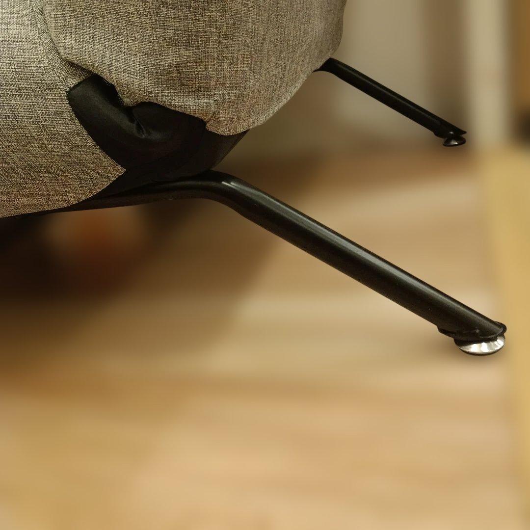 グレーのシンプルな一人掛けソファ