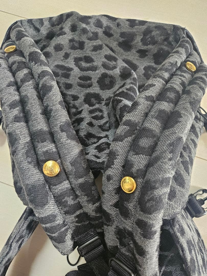 アーティーポッペ　artipoppe　レオパード柄 ヒョウ柄　抱っこ紐