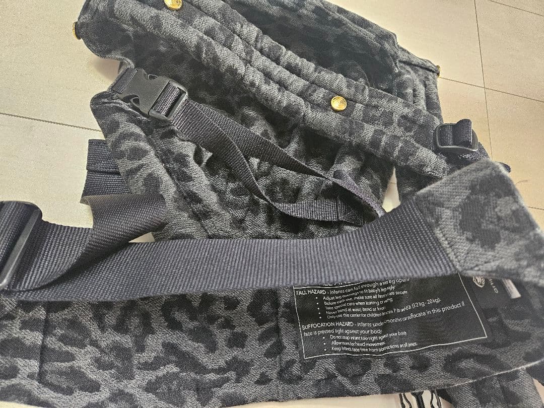 アーティーポッペ　artipoppe　レオパード柄 ヒョウ柄　抱っこ紐