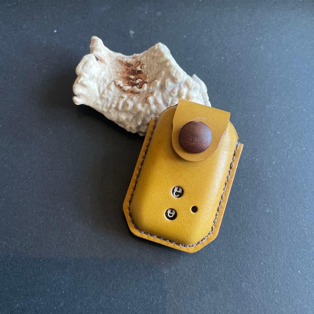 にゃんこ様用レザー製キーケース、ウォルナット製エアコンダイヤル、給油口オープナー