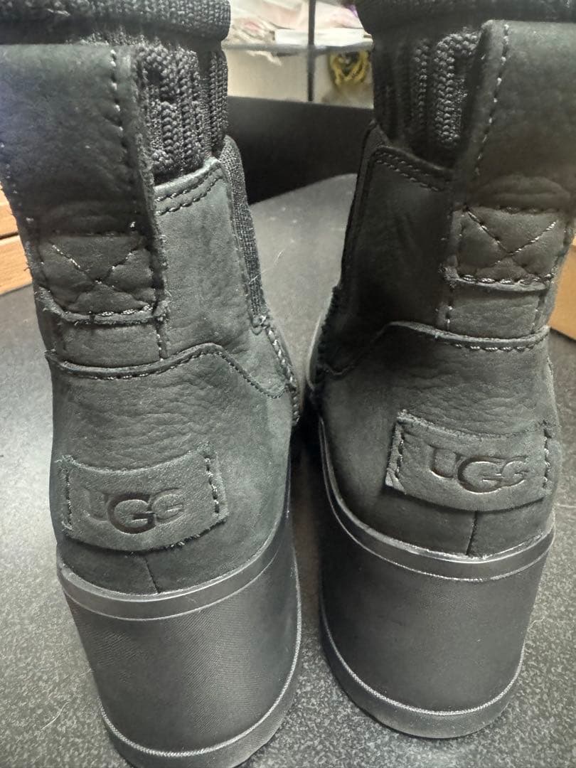 UGG ブラック プラットフォームヒールブーツ