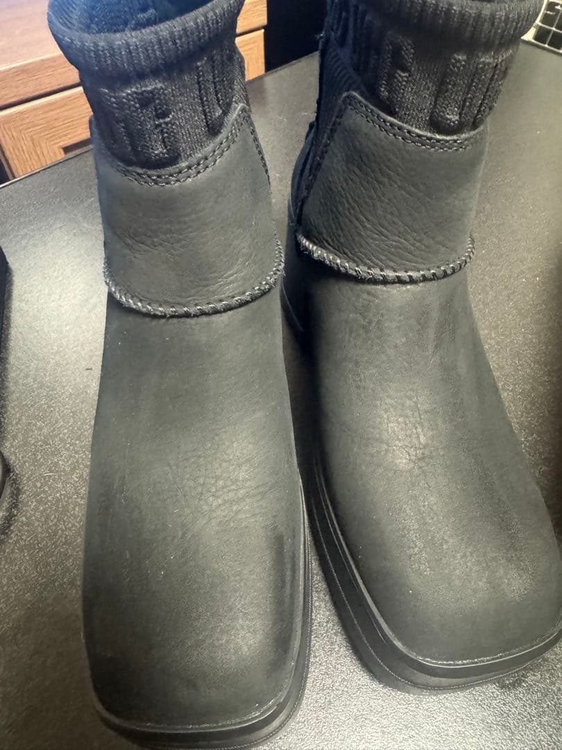 UGG ブラック プラットフォームヒールブーツ