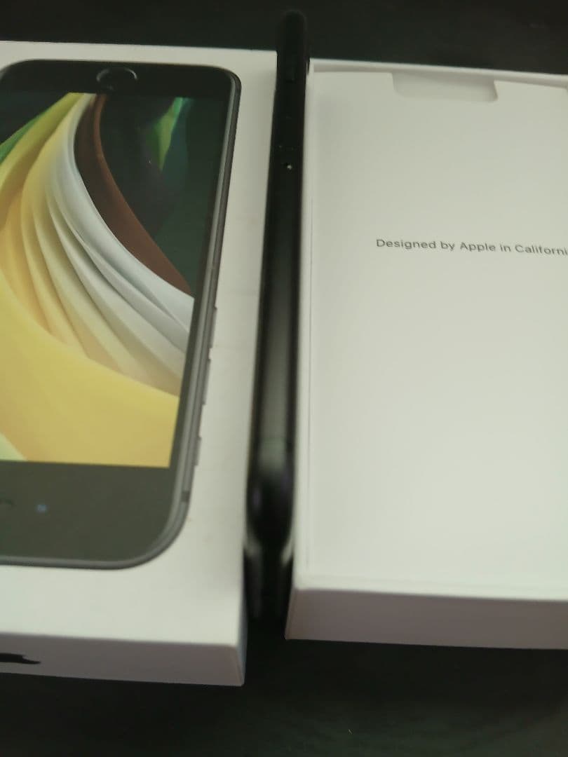 iPhone se 第2世代 64GB ブラック　(未使用イヤホン付)