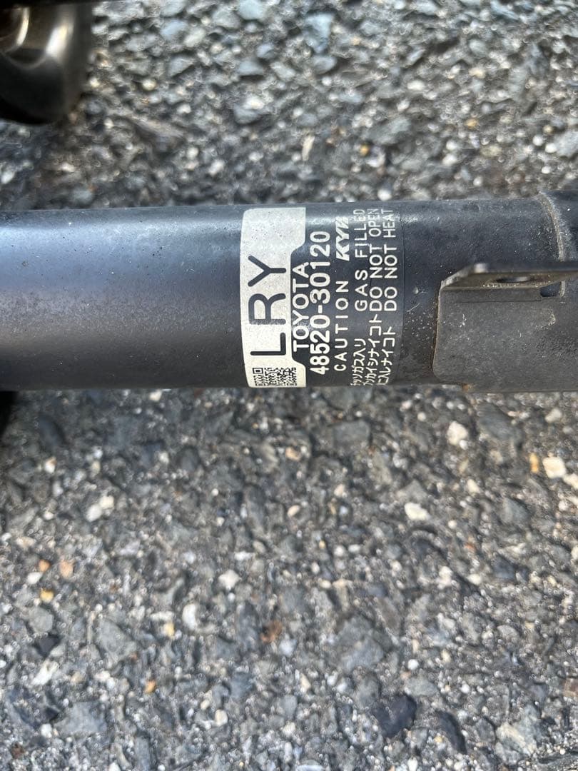 トヨタ サスペンションストラット 4本セット 200系　クラウン