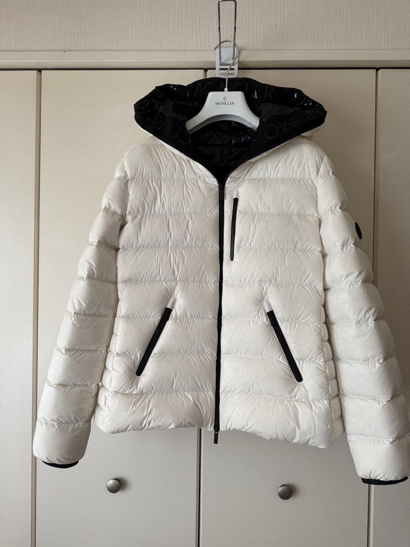 モンクレール ホワイト フード付きダウンジャケット