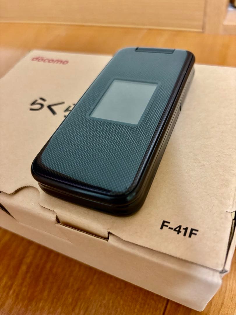 らくらくホン　docomo F-41F ネイビー
