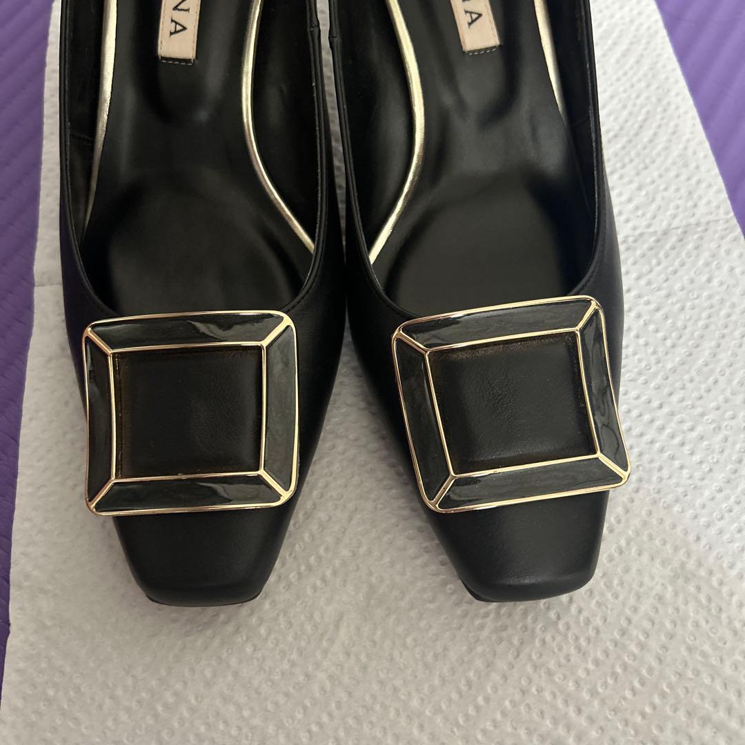 Diana バックル付き ブラックパンプス