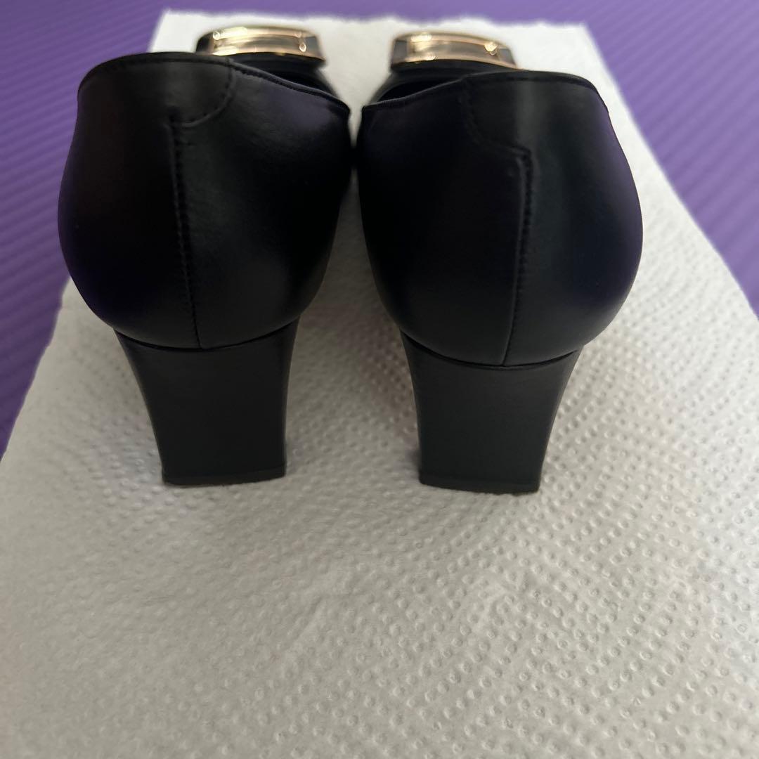 Diana バックル付き ブラックパンプス