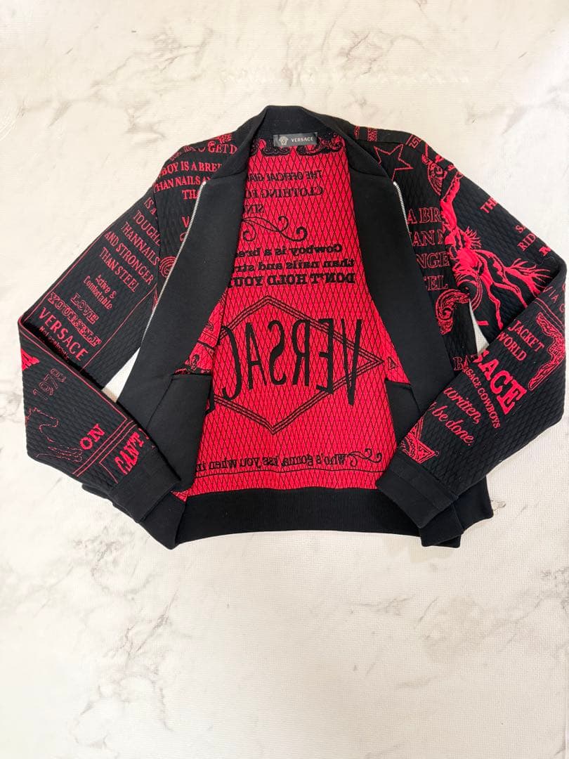 VERSACE プリントジャンパー 黒/赤
