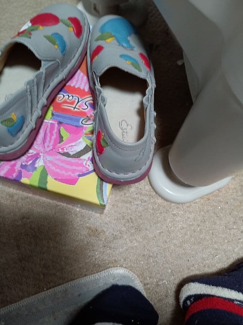 Estacion フルーツモチーフ ウォーキングシューズ グレー