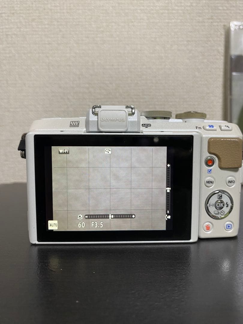 OLYMPUS PEN ホワイト ミラーレス一眼 14-42mmレンズ