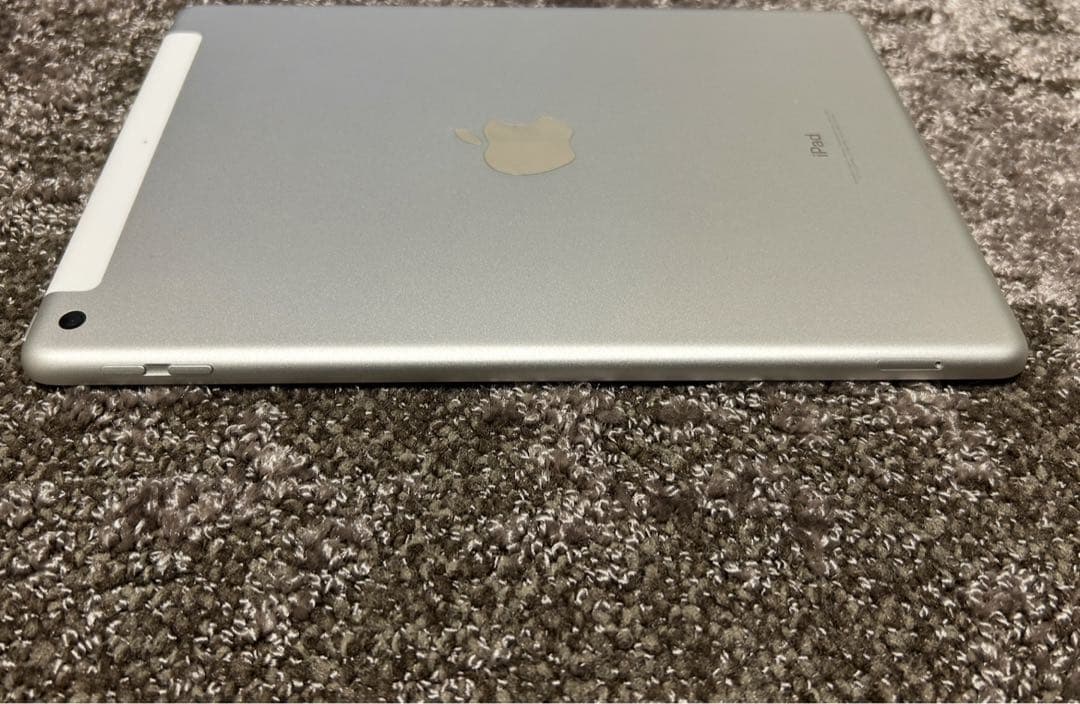 シルバー iPad 本体 第六世代