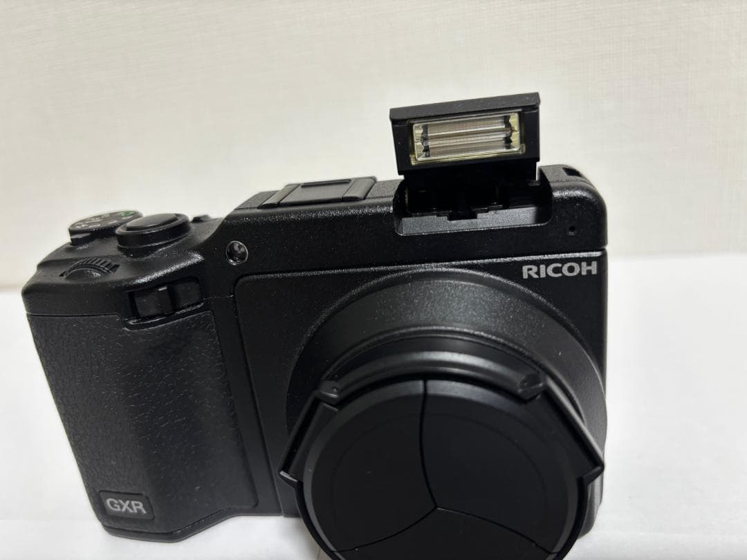 【美品・元箱付き】RICOH GXR +P10+自動開閉式レンズキャップ