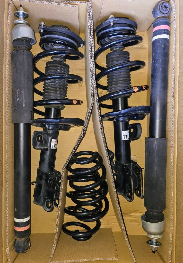 日産リーフZE1 ニスモ ノーマルサスペンションキット 新車取外し