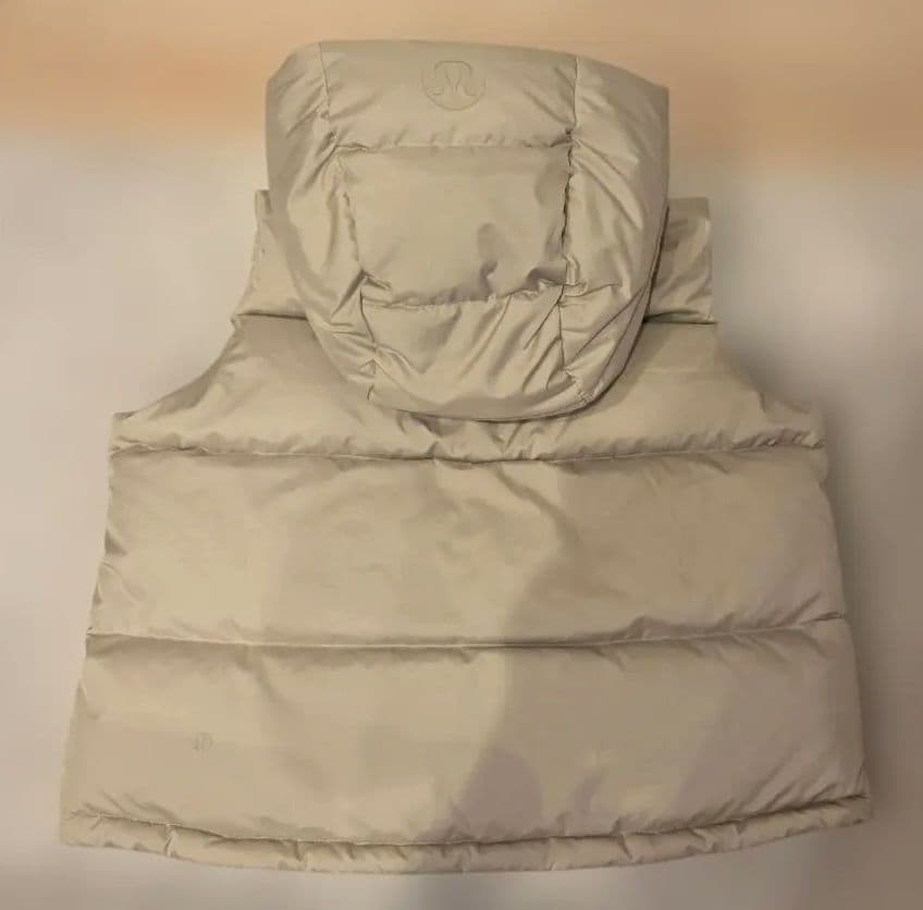 新品未使用　ルルレモン 　ワンダーパフ700クロップダウンベスト　　グレージュ4