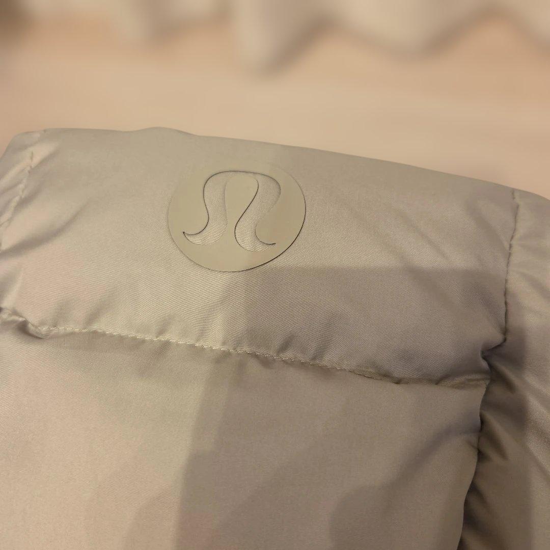 新品未使用　ルルレモン 　ワンダーパフ700クロップダウンベスト　　グレージュ4