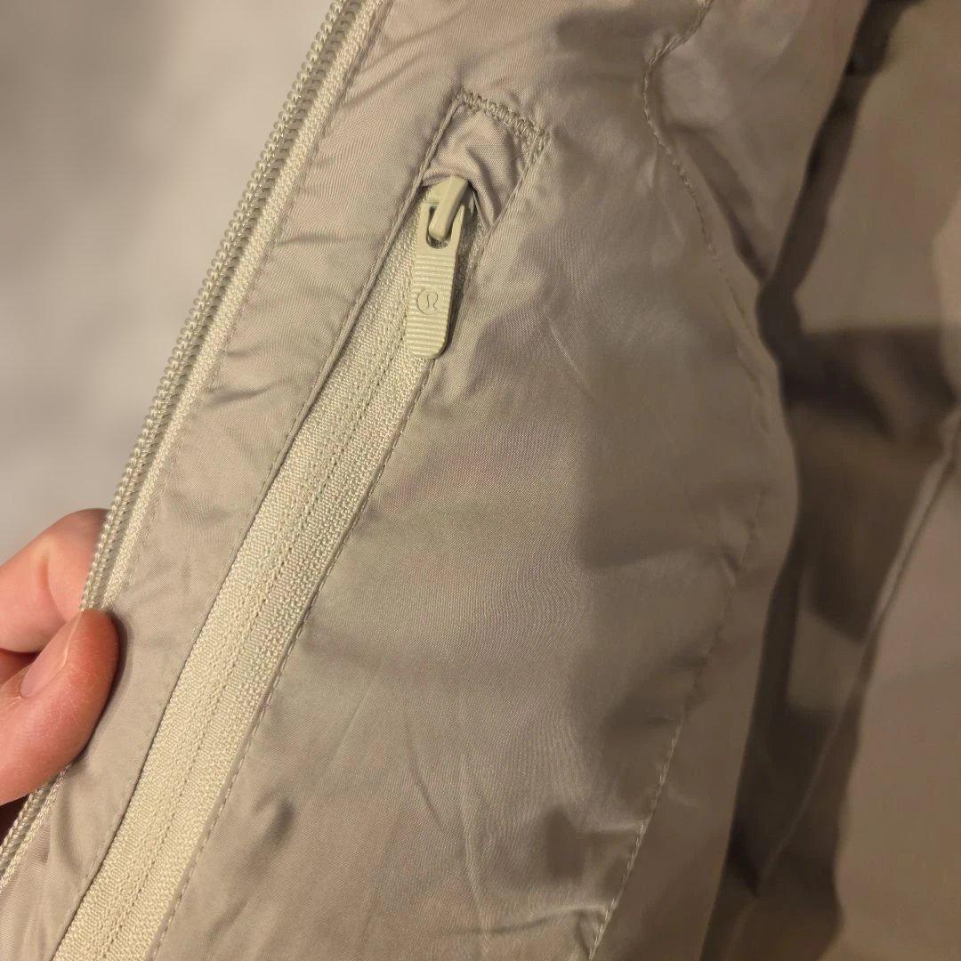 新品未使用　ルルレモン 　ワンダーパフ700クロップダウンベスト　　グレージュ4