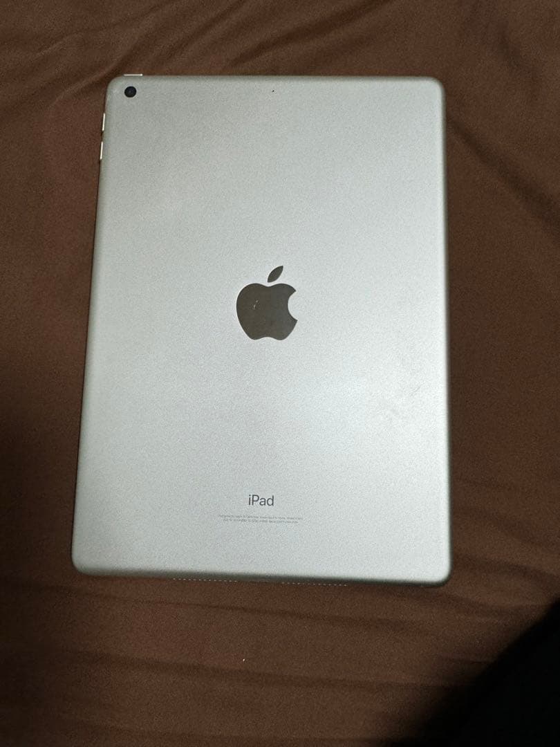 Apple iPad 第6世代　シルバー 本体