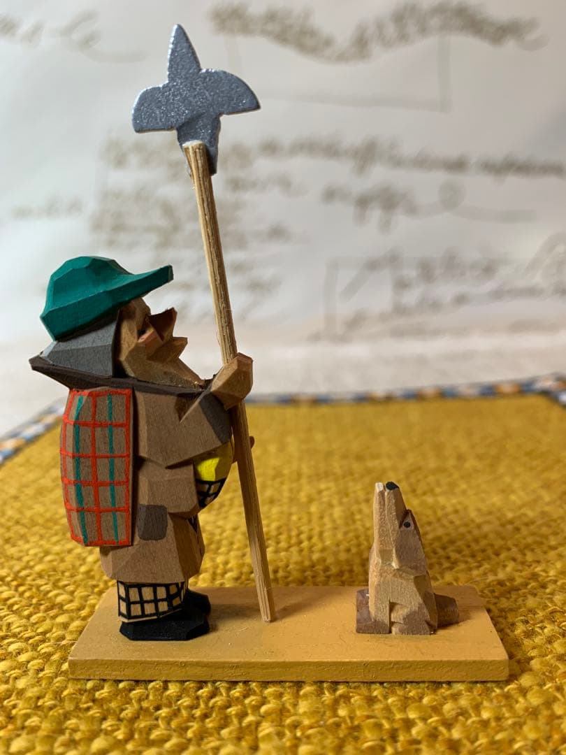 ドイツ製　エルツ山地　ヘルビッヒ工房　木製人形ザイフェン　叔父さんとワンちゃん！