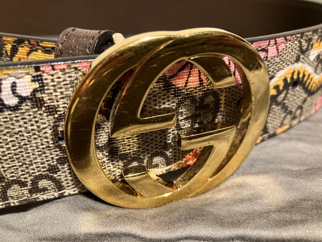 GUCCI トラと花のプリント ベルト
