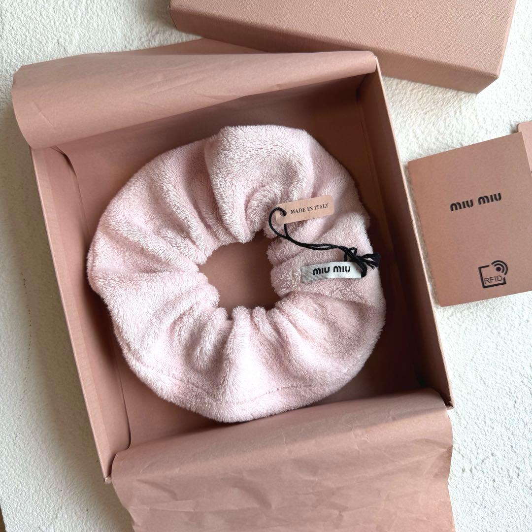 miumiu ミュウミュウ シュシュ ヘアゴム パイル ロゴ刺繍 ピンク