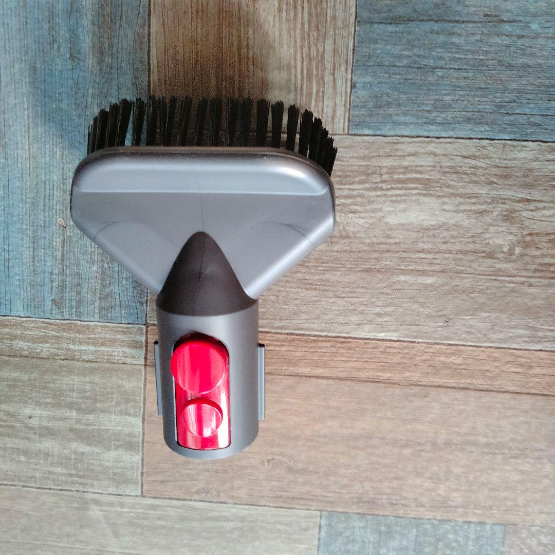 正規品のダイソン動作保証V8slim掃除機2枚目アクセサリーも